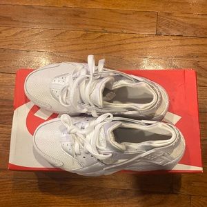 Kids Nike White Huraches: US 4Y